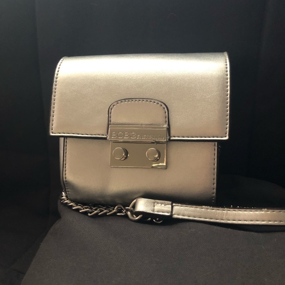 BCBG Small silver purse with chain strap. NWT! - Picture 3 of 10